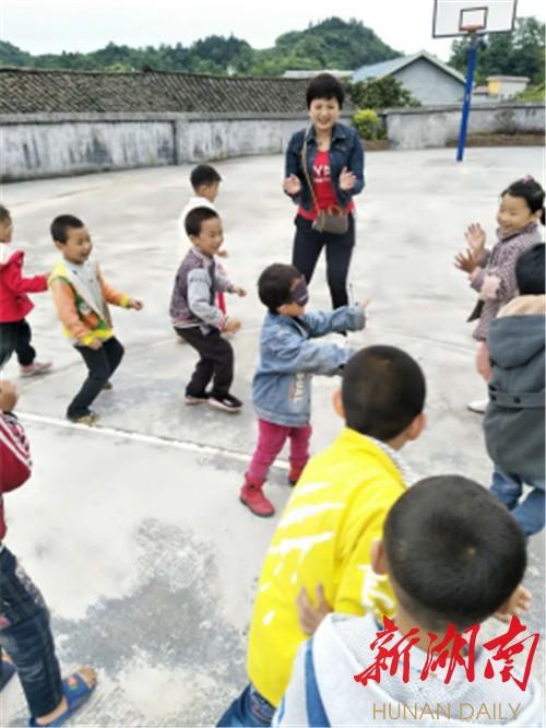 湘西州残联驻麻铺村扶贫工作队为村小学生送“六·一”惊喜